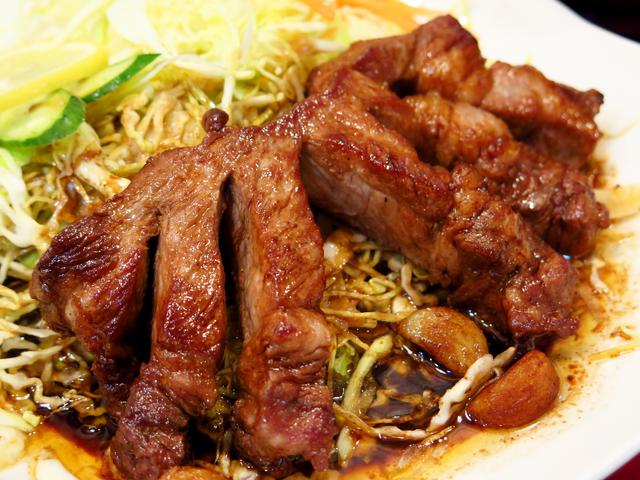 画像: ①三重県「四日市とんてき」/肉の塊を食らう、これぞスタミナフード!