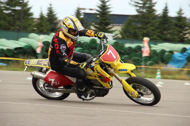 画像: Aクラス 田中純二選手(DR-Z400SM)