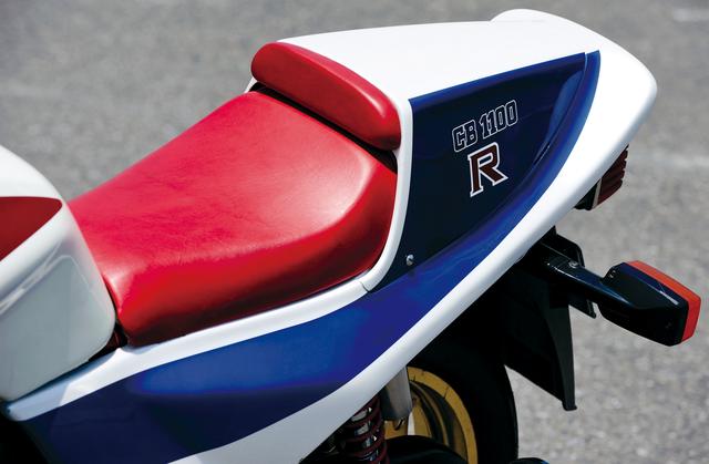 画像: 初期モデルこそシングルシートだったが、後年からはタンデムステップを装備。カウルは脱着可能だ。