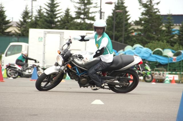 画像: Dクラス 吉田麻美選手(VTR250)