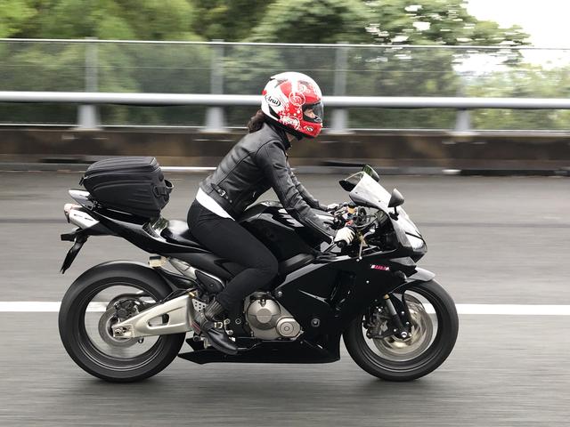 画像: “あいかつん”こと国友愛佳さんは、ホンダのCBR600RRで走ります。しっかりカウルを磨き込んできたのですが、あいにくの雨に遭遇…