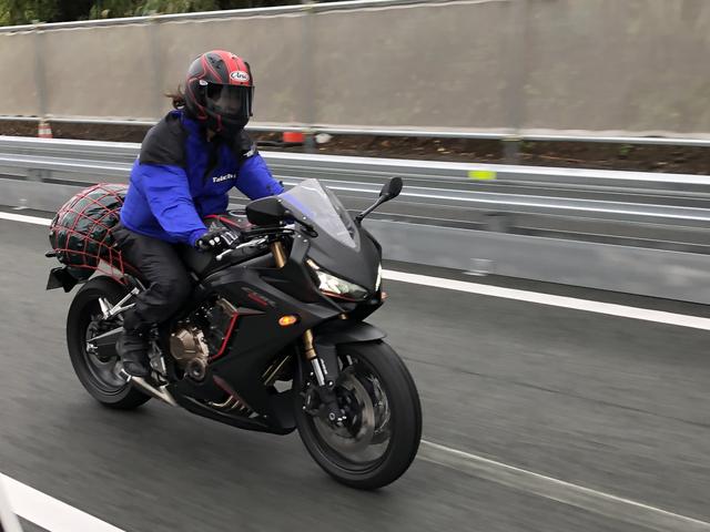 画像: 大関さおりさんは、まだ買ったばかりのホンダCBR650Rで出発。