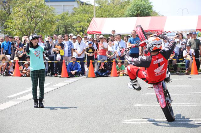 画像: 屋外特設会場で行なわれたトライアルデモンストレーションにも、バイク女子が参加させて頂きました! 日曜日のデモンストレーションにも、厚かましくお邪魔させて頂く予定…。