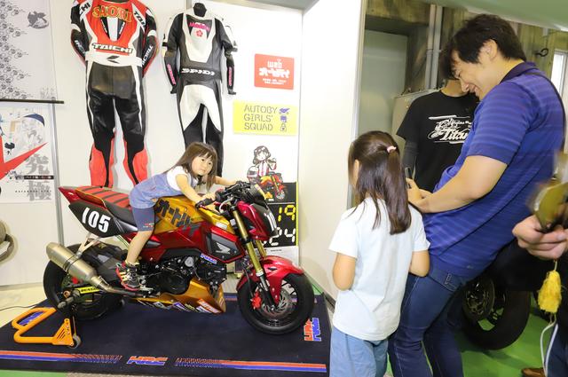 画像: オートバイ女子部がレース参戦しているHRCグロムを今回も展示。自由にまたがって頂ける状態になっているので、ぜひ記念撮影してくださいね。