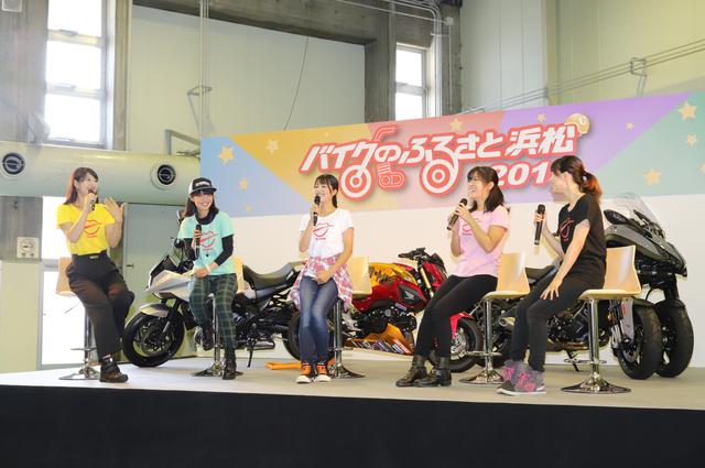 画像: バイク女子によるトークショーの様子。今回も勝手気ままなフリートークが繰り広げられました。