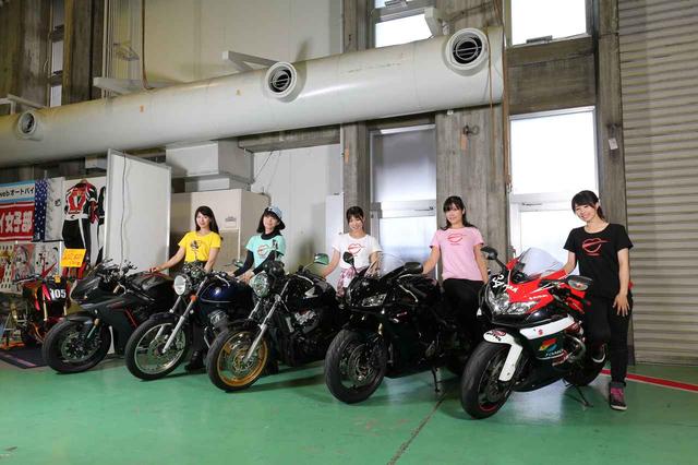 画像: 土曜日にトークショーを展開した5人の愛車は、日曜日も展示。(今回の5人も普通にバイクで来てます。例によってガチです)ぜひオリジナルの装飾ナンバープレートにも注目してくださいね。