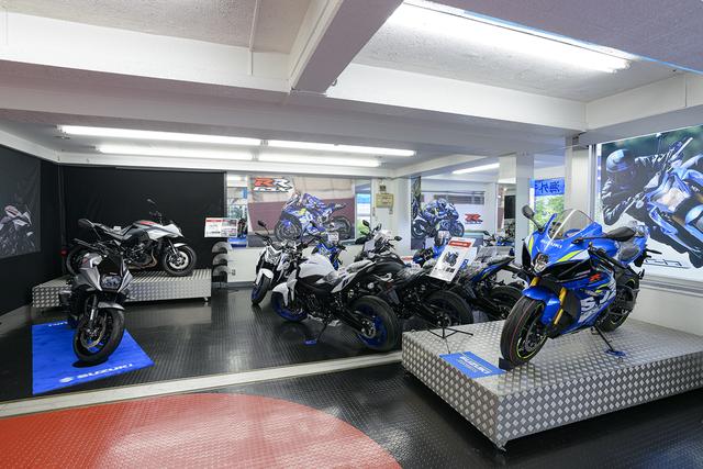 画像1: 続いて2・3階のバイク展示コーナーへ!