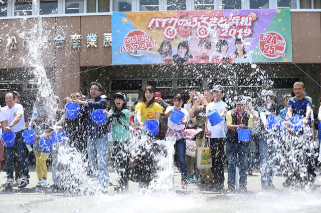 画像: 土曜日は2回に渡って「打ち水」も実施。先着80名による打ち水は大迫力。日曜日も開催予定ですので、ぜひ一緒にチャレンジしましょう!