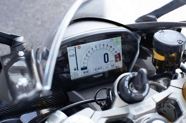 画像: •Moto2™オフィシャルブランドロゴを起動画面に表示したフルカラーTFTディスプレイ •トラックモードを含む5つのライディングモード •Triumphシフトアシスト(シフトアップ/シフトダウンクイックシフター)