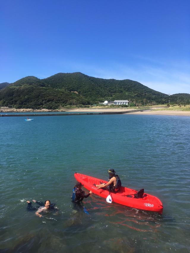 画像: シーカヤック体験も綺麗な海だと格別です。