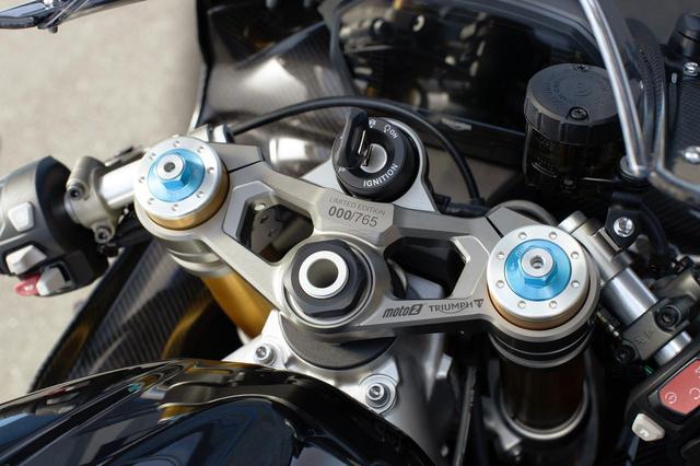 画像: •究極モデルのDaytona •個別のシリアルナンバーが入った限定車両(アメリカおよびカナダで765台、ヨーロッパ、アジアおよびそ の他の地域で765台) •レーザーエッチングで施されたエディションナンバーがあしらわれた機械加工アルミビレットトップヨーク