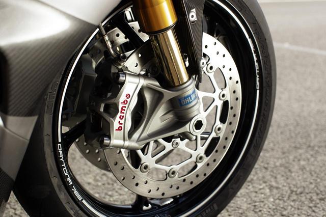 画像: •前世代Daytonaよりも軽量化 •新型高性能Brembo製Stylema®ブレーキ •トラック対応高性能Pirelli製Diablo Supercorsa SPタイヤ •レースで実証済みの高性能Öhlins製サスペンション
