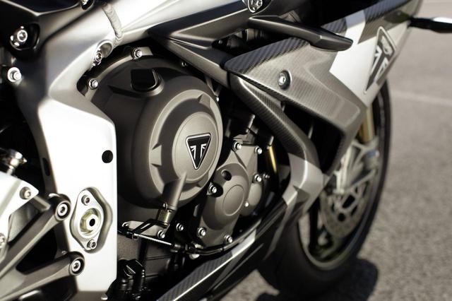 画像: •新しい765ccDaytonaトリプルエンジン(Moto2™派生のアップデート版) •トライアンフ史上最高のパワーとトルクを生み出す量産型765ccエンジン •130 PS @ 12,250 rpmの最高出力 •80 Nm @ 9,750 rpmの最大トルク •新しいArrow製チタンレースマフラーから轟く咆哮 •初の公式Moto2™ Dorna Sports.SLライセンス取得済みバイク