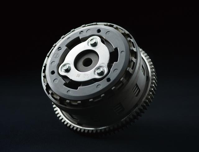 画像: これはニンジャ250に採用されているFCC製のアシスト&スリッパークラッチ。サイズや構造はノーマルのクラッチとほぼ同じものとなっており、普及も進んでいるアイテムだ。