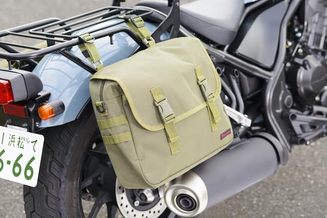 画像: サドルバッグサポートの上から、レトロデザインの「サドルバッグMIL DHS-10(7200円)」を装着したところ。