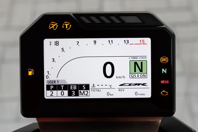 画像: CBR1000RRのメーター画面。下の方にある「EB」がエンジンブレーキコントロールの設定をつかさどる。電子制御スロットルやIMUの採用が大きく関与しているシステムだ。