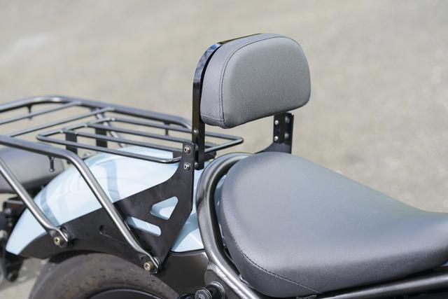 画像: タンデム用としてはもちろん、ライダー用にもなる1台2役の「リバーシブルバックレスト」は税抜価格3万6000円。