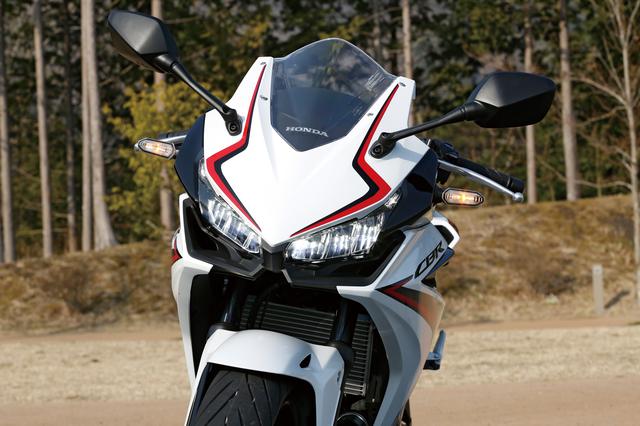 画像: 釣り上がったLEDヘッドライトが印象的なマスクは、弟分のCBR250RRに似たデザイン。従来型より鋭さを大きく増している。