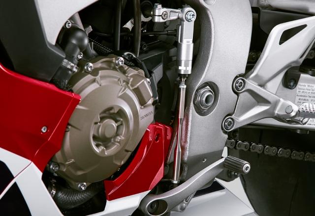 画像: CBR1000RR SPのクイックシフターは、シフトペダルにかかる踏力に応じた制御タイミングを、シフトアップ/ダウンとも3段階ずつ調整可能としている。