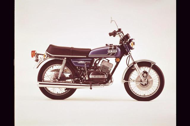 画像: 1974年 RD250Ⅱ/524 マフラーの延長をはじめ、エンジン関係に細かな改良を施し、シートを厚くして乗り心地を改善。1974年型で兆しのあった4サイクルの重量車TXシリーズとのグラフィックの共通化は、1975年のカラーリング変更で達成する。価格は25万9000円に。
