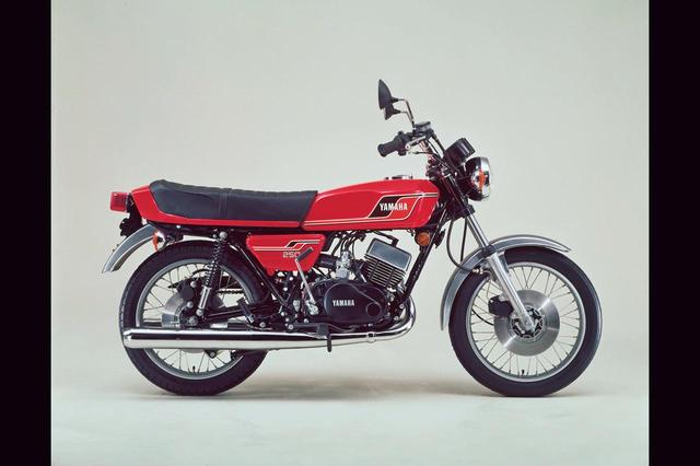 画像: 1977年 RD250Ⅳ/1A4 キャストホイールを装着し、タンク/シート/サイドカバーなどの造形を一新した国内販売最終型。RZの登場後も輸出車は存在。同デザインのRD400対米輸出仕様車はデイトナスペシャルと呼ばれ、アメリカで人気を博した。価格は29万5000円。