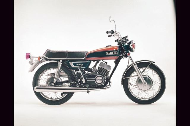 画像: 1971年 DX250/280 カラーリングの変更とマフラーなど一部パーツの見直しを受けて1971年7月に発売されたニューDX250。主要諸元にも機種コードにも変更はなく、19万6000円の価格も据え置かれた。