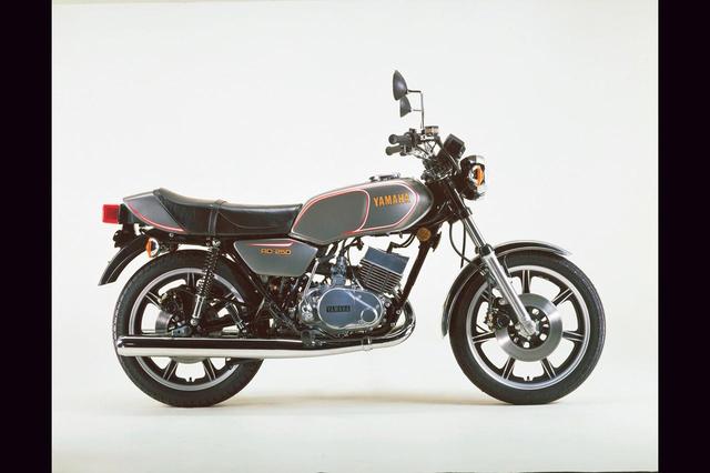画像: 1979年 RD250/3N4 RD250の最終型「3N4」。丸みを帯びたデザインと当時としては最先端だったキャストホイールを装着したモデルで人気の高いマシンとなった。