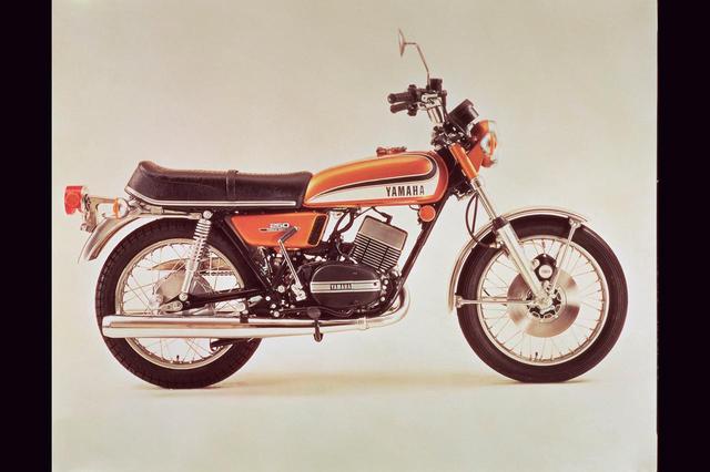 画像: 1973年 RD250/361 吸入方式がピストンバルブからピストンリードバルブに変わり、シリンダーも5ポートから7ポートに進化。ミッションの変速段数を5から6に変更するなどの大きな改良を受け、車名もRD250に改められた1973年型。価格は21万7000円に上がる。