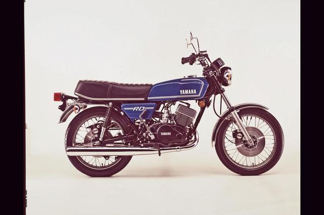 画像: 1976年 RD250Ⅲ/1A4 兄弟車がストロークを延長してRD400になったのに合わせ、カフェレーサーブームに乗ってタンク/サイドカバーの形状変更とテールカウルの追加でデザインを一新。リアブレーキのディスク化も盛り込みモデルチェンジ。価格は27万6000円。