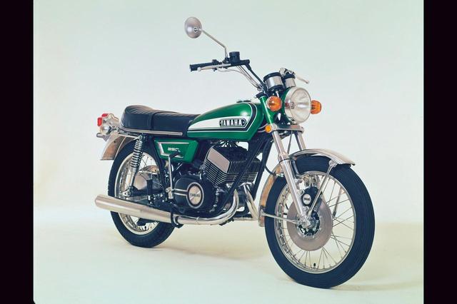 画像: 1972年 DX250Pro/352 YZR500/TZ250/750/XS650Eなどと共通の対向ピストンキャリパーを用いてディスクブレーキ化。合わせてリアショックのスプリングを不等ピッチにして乗り心地を改善。カラーリングも変更されたが、主要諸元と販売価格には変更なし。