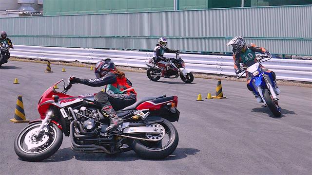 画像: こちらの写真の場所は筑波サーキットのジムカーナ場ですが、コーススラロームはこんな感じで走ります。もちろん1人で走ってもOKだけど人と走るとおもしろいよ!(^^) (Photo 小松信夫)