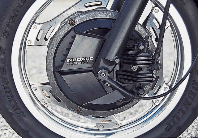 画像14: 16インチの前輪やインボードディスク、リアのモノショックなど車体はVTに通じる