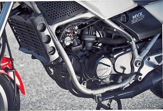 画像9: 16インチの前輪やインボードディスク、リアのモノショックなど車体はVTに通じる