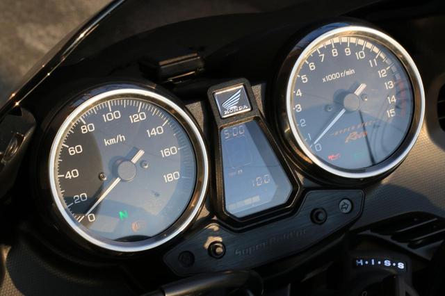 画像3: 400cc・4気筒ならではの高回転走行が楽しい。「HYPER VTEC Revo」の魅力