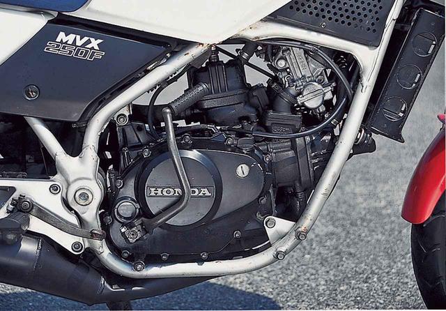 画像8: 16インチの前輪やインボードディスク、リアのモノショックなど車体はVTに通じる