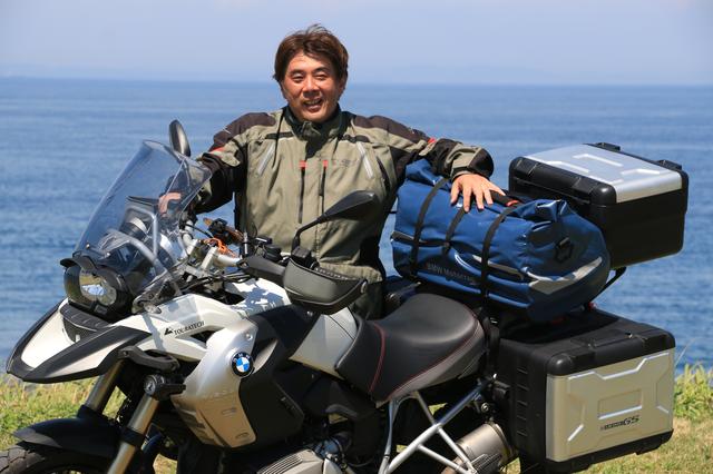 画像: 松本先輩は、愛車がBMW「R 1200 GS」でサイドパニアもトップケースも装備し、さらにシートバッグまで装着しているので、ペグが大きなものでも問題なし!