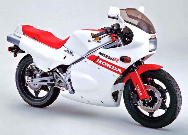 画像: 53万9000円で1984年5月に登場した標準モデルで、塗色は写真のシャスタホワイト以外に、スターライトシルバーメタリックが用意された。ホワイト車ではカウルに装着されるバックミラーは同色の白だが、シルバー車では黒に変更。赤のシートは共通ながら、カウル側面にあるHONDAのロゴを持つストライプやフロントフォークを覆うカバーなどがブラックに改められる。