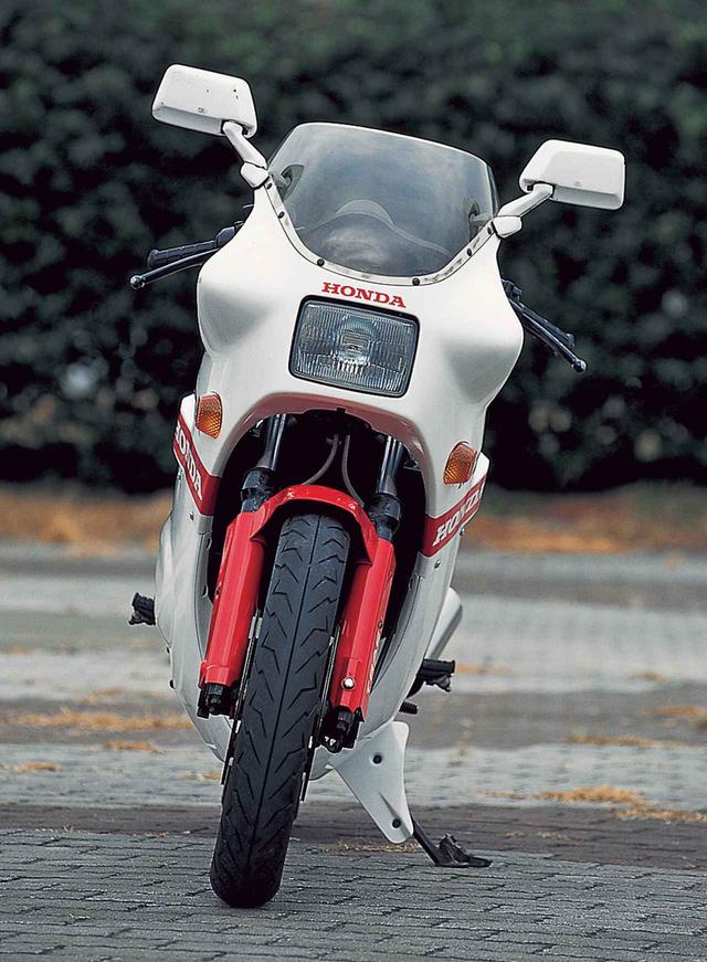 画像2: レーサーのスタイルを踏襲しつつ、公道モデルに転用したRならではのフォルム