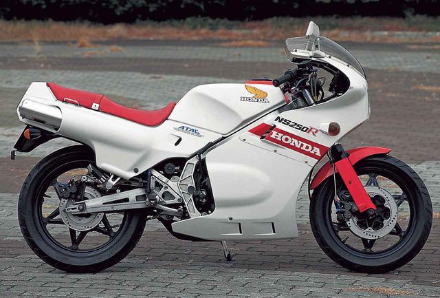 画像1: レーサーのスタイルを踏襲しつつ、公道モデルに転用したRならではのフォルム