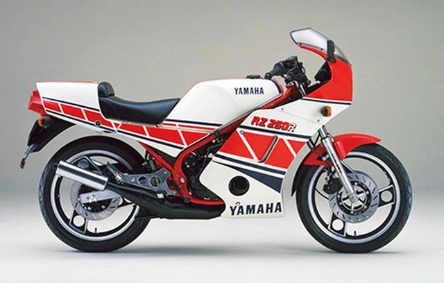 画像: 1984年には大型カウルを装着する派生モデル「RZ250RR/51L」をリリースするとともに、カウルなしのRZ250Rはフロントフェンダーの造形を見直し、方式も1ARに改められた。