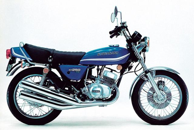 画像: 1978 KH250(B3) 1977年型/B2で、カラーリング変更のみ。カタログはA4判より少し大きな寸法で、見開きで大きく車両を掲載、各部を写真とともに解説している。250SSと同様に、車名表記はKH250とKH-250が混在している。