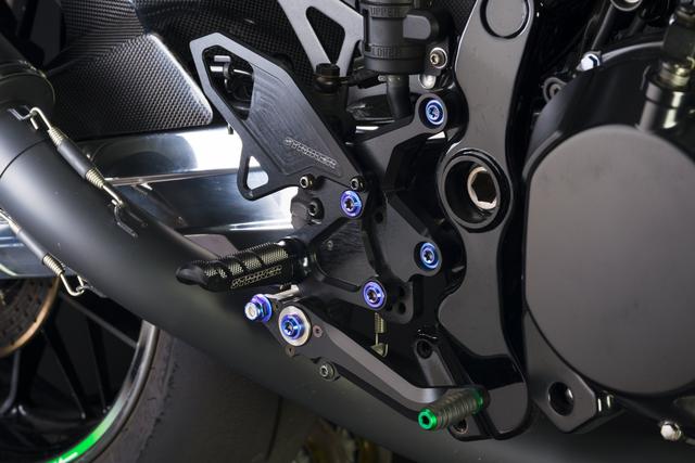 画像: Z900RS/CAFE用のストライカーのSTC(スポーツ・ツーリング・コンセプト)ステップキットは税別 5万8000円。ブラックハードアルマイト仕上げだが、プラス1万2000円でカラーオーダーにも対応する。また、画像のステップには、オプションのワイドヒールガード(7500円)が装着されています。