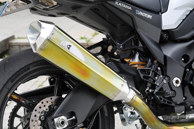 画像: チタンフルエキのサイレンサーは385mm長のヘキサゴンタイプで前後エンドがアルミ削り出し。300mm長サイレンサーのスリップオンも登場している。