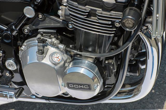 画像: この車両ではZ1をモチーフにしたポイントカバーセットやアナログ油温計を持つオイルフィラーキャップも装着して当時感を高める。エンジン前側に装着してダブルクレードルフレーム感を演出するZ1 Styleアンダーパイプは発売予定品。クラッチカバーはSTDをバフ加工を施す。