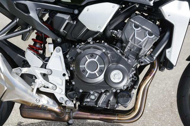 画像: 先代CBR1000RR用をルーツとする998cc水冷直4。燃焼室と鍛造ピストン頭部の形状を見直し、吸気ポートや動弁系も改良。豊かな低中速トルクを活かした痛快なパワー特性を追求。最高出力145PSを発揮する。