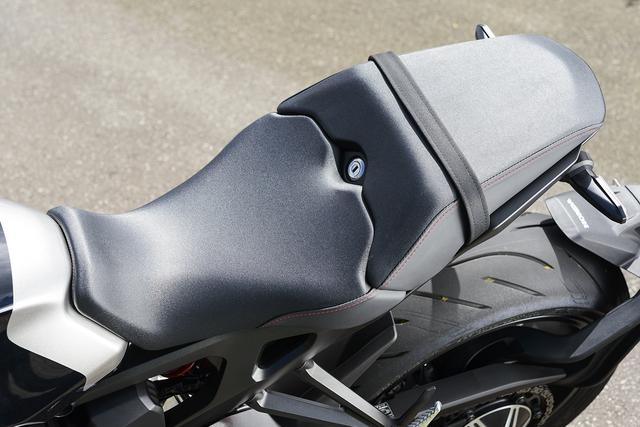 画像: 前端を狭く絞ったフラットな形状のライダー側シート。タンデムシートはコンパクトなテールに合わせたシャープな形状で軽快さを感じさせる。