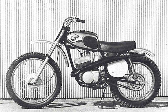 画像: 1967 F21M 常勝ファクトリーマシーンのノウハウを取り入れて開発された国産初の250㏄市販モトクロッサー。エンジンは、輸出専用だった175㏄モトクロッサー用の空冷ロータリーディスクバルブ単気筒を238.6㏄に拡大したもので、専用フレームに搭載。明石の工場内で撮影されたと思われる最初期型はビジネスバイク90G1のメッキカバー付き燃料タンクを装着していたが、すぐに輸出車の175F3のタンクを赤く塗装したものに換えられた。