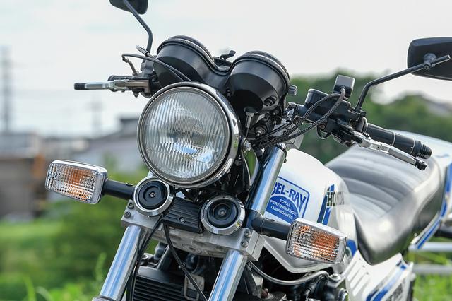 画像: ベースは1981年型CB750FBで、カラーリングは当然AMAスペンサー車と同じシルバーのFB純正仕様。ダブルホーンもCB-Fらしい雰囲気を醸し出す。