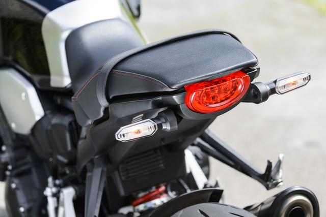 画像: スーパースポーツのように短く切り詰められたテールを引き締めるLEDテールランプ。レンズを2重構造として立体的な光を演出している。