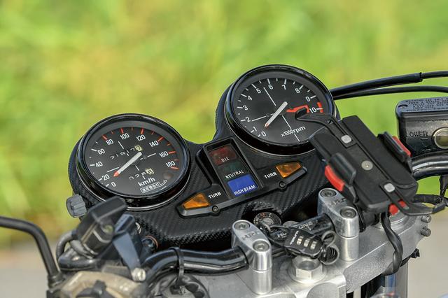 画像: メーターはケースがCB-Fのノーマル(ちなみにスーパーバイクも同じ)でメーターパネルをカーボン化。ハンドルも#19車同様にバータイプに置換されている。